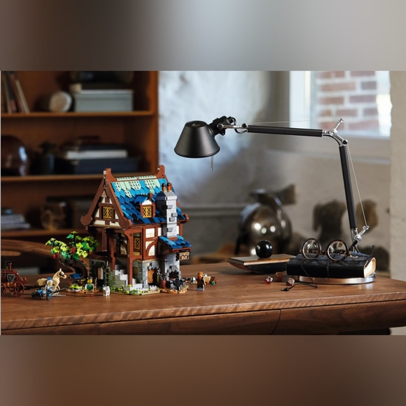 RETIRED LEGO Medieval Blacksmith (21325) - Picture 6 of 6